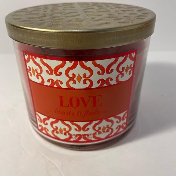 Bath & Body Works 3 Wick Love Hearts & Flowers Scented Candle 14.5 oz - Picture 2 of 6